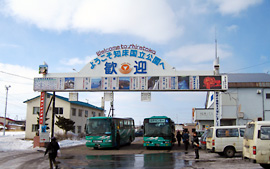 知床斜里駅のバスターミナル。